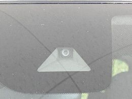 【三菱e-Assist】走行中に前方の車両等を認識し、衝突しそうな時は警報とブレーキで衝突回避と被害軽減をアシスト。より安全にドライブをお楽しみいただけます。