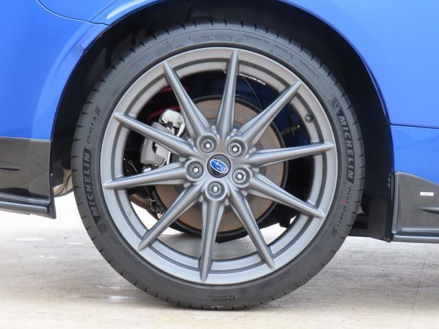 ■スポーツカーらしいカッコイイアルミホイール。またアルミホイールは鉄ホイールと違って軽いので燃費にも影響してきます。ガソリンの高騰に貢献し、足元がカッコ良くきまります！