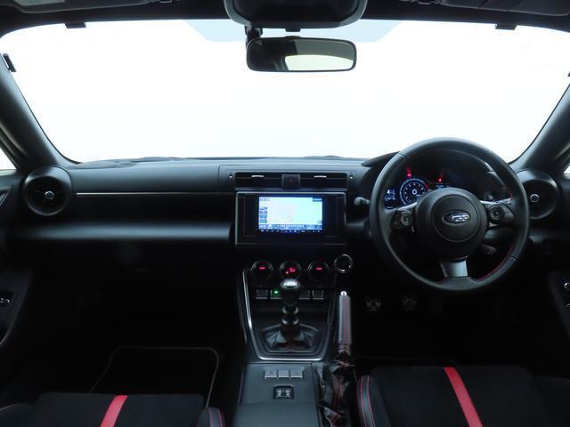 ■視界良好で運転しやすいコックピットです。シンプルで操作性の良いインパネ回りにデザインされ、SUBARUは安全性能に徹底的にまでこだわった視界設計を行っています。