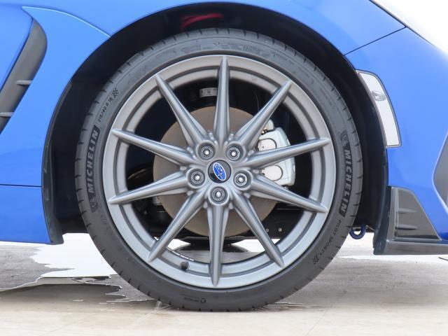 ■スポーツカーらしいカッコイイアルミホイール。またアルミホイールはカッコイイだけではなく、軽量なのが特徴です。我々も軽い靴を履いている方が足への負担は少ないですよね。車にも同じ事が言えます。