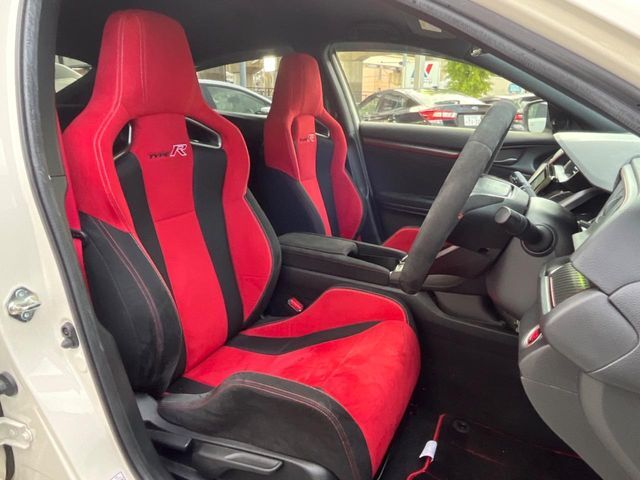 【専用スポーツシート】ホールド性に優れ、カーブ時の体が流れを抑制してくれます。また、体にフィットするから腰や背中が疲れにくく、ロングドライブや高速走行でも快適にお過ごしいただけます♪