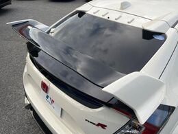 【大型リヤスポイラー】スポーツカーらしさがグッと引き立つ大型リヤスポイラーを装着♪高速走行時のスタビリティ（走行安定性）向上に役立ちます。