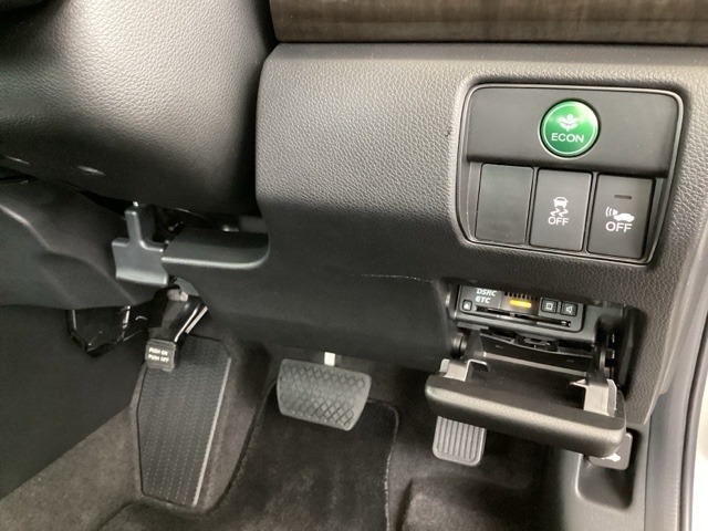 高速で便利なETCがあり、燃費をよくするECON、横滑りを防ぐVSAなどのスイッチは、運転席の右側、手の届きやすい位置にあります。