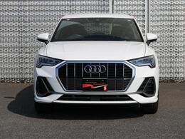 Audiの特徴シングルフレームグリルは力強さとエレガントな雰囲気を醸し出します。