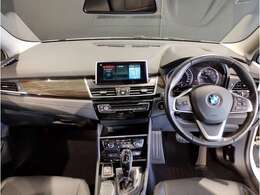 BMWの運転席はドライバーオリエンテッドという構造を採用。ドライバー目線の操作がしやすい設計になっており、ドライブ中にも目線の移動が少なく運転中にも簡単に操作ができます。