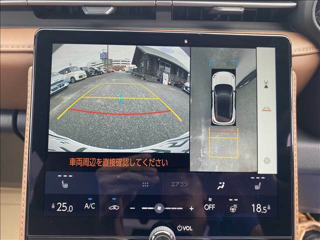 ★パノラミックビューモニター★運転席周辺のカメラから上から見ているような視点でディスプレイに表示され「VIEW」のスイッチで映像を切り替える事ができます。駐車時などには安心な装備です♪