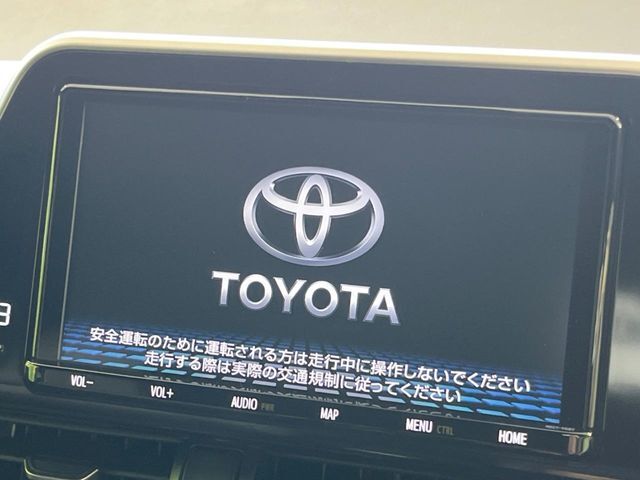 【純正9型ナビ】人気の純正ナビを装備しております。ナビの使いやすさはもちろん、オーディオ機能も充実！キャンプや旅行はもちろん、通勤や買い物など普段のドライブも楽しくなるはず♪