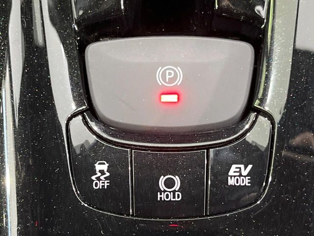 【電動パーキングブレーキ】パーキングブレーキは便利な電動式！ボタン一つで操作でき、アクセルを踏めば自動で解除されます♪レバーやペダルが無いので運転席廻りもすっきりしますね♪