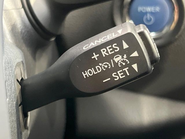 【レーダークルーズコントロール】高速道路での長距離走行が楽に！！自動で速度を保つクルーズコントロールが、衝突軽減システムと連携し、前方の車両を感知して車間を保つように速度調節してくれます！！