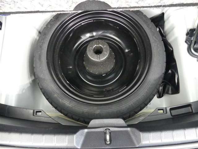 スペアタイヤは、応急用タイヤです、応急タイヤは必ず後輪に装着し、正規のタイヤのパンク修理等終わったら必ず付け替えてください。