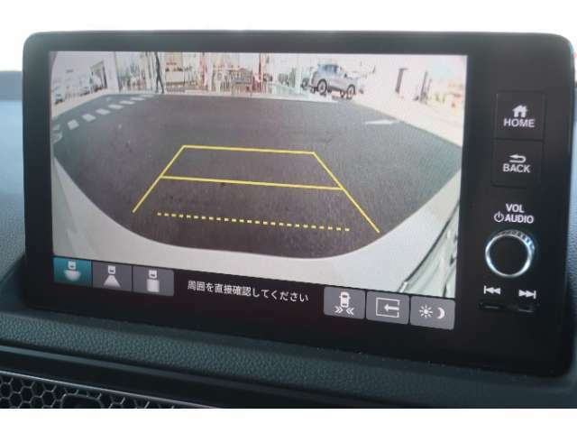 【バックカメラ】駐車時に後方がリアルタイム映像で確認できます。大型商業施設や立体駐車場での駐車時や、夜間のバック時に大活躍！運転スキルに関わらず、今や必須の装備です。