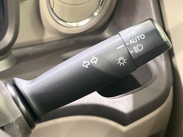 【オートライト】周りの明るさに応じて自動でヘッドライトの点灯・消灯ができる機能です！ライトの付け忘れ・消し忘れなどが無くなり、雨の日や夕方の走行も安心！トンネル通過時も便利ですね♪