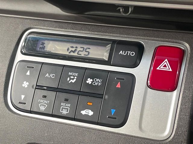 【オートエアコン】一度お好みの温度に設定すれば、車内の温度を検知し風量や温度を自動で調整。暑い…寒い…と何度もスイッチ操作をする必要はありません。快適な車内空間には必須の機能ですね♪