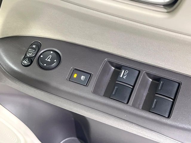 【電動格納ミラー】サイドミラーは電動格納式となっており、狭い駐車場でもキズがつくリスクを抑えられます。