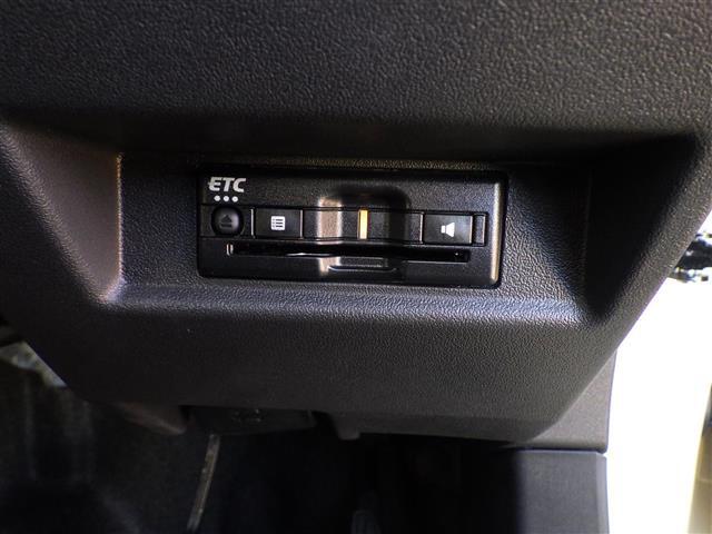 【ETC】有料道路を利用する際に料金所で停止することなく通過できる、ETC車載器（ノンストップ自動料金収受システム機器）が装備されています。セットアップを行うことで利用可能になります。