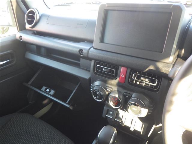 【グローブボックス】車検証ケースや、日頃使う小物類の収納に便利ですね！