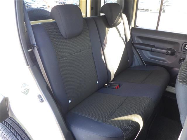 【後部座席】後席もゆったりドライブを楽しめます。内外装はプロこだわりのクリーニングで清潔なおクルマでご納車させていただきます！店舗での現車確認も承っています！