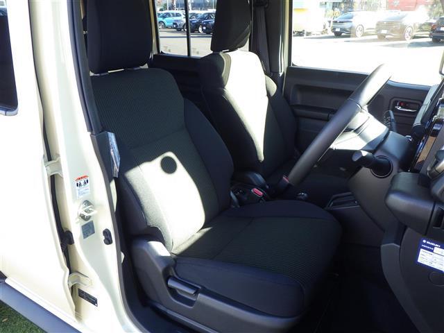 【運転席】座り心地が良いシートなので長時間の運転でも快適にお過ごしいただけます。新品のフロアマットのご注文も可能です。掲載箇所以外にご希望の写真がございましたらお気軽にお問い合わせ下さい。