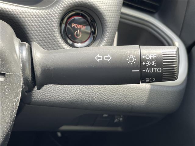 【オートライト（AUTO）】外の明るさをシステムが感知して、自動でヘッドライトが点灯します！ヘッドライトをつけ忘れを防ぐ便利機能です。