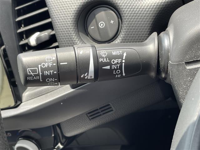 【オートワイパー（AUTO）】雨が降り出した時に、雨滴検出用センサー（レインセンサー）が雨滴を感知すると、自動でワイパーが動作します。