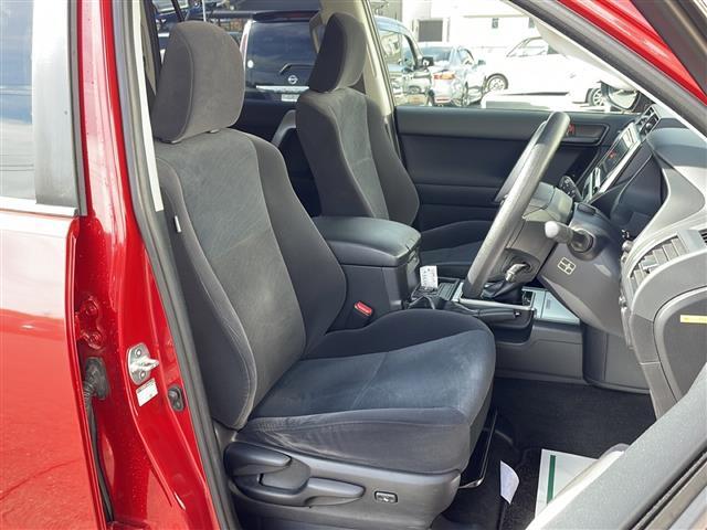 【運転席】座り心地が良いシートなので長時間の運転でも快適にお過ごしいただけます。新品のフロアマットのご注文も可能です。掲載箇所以外にご希望の写真がございましたらお気軽にお問い合わせ下さい。