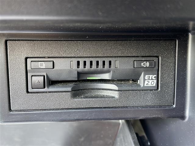 【ETC】有料道路を利用する際に料金所で停止することなく通過できる、ETC車載器（ノンストップ自動料金収受システム機器）が装備されています。セットアップを行うことで利用可能になります。