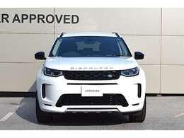 渡河時の浸水を防ぐためエンジンルームを包み込むように成形されたクラムシェルボンネット。全ての車両が水深60cmまで浸水可能な本格4WDモデルというLAND　ROVERならではの特徴的なデザインです。