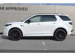 7人乗りが基本設計のディスカバリーはルーフエンドまで高い状態が続き大人がしっかり乗車出来るスペースが有りサイドガラスが大きく開放感が高いです