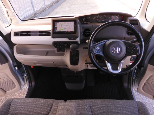 視界広々で非常に運転しやすくロングドライブでも疲れを感じさせないすっきりとまとまったインパネ周りです。