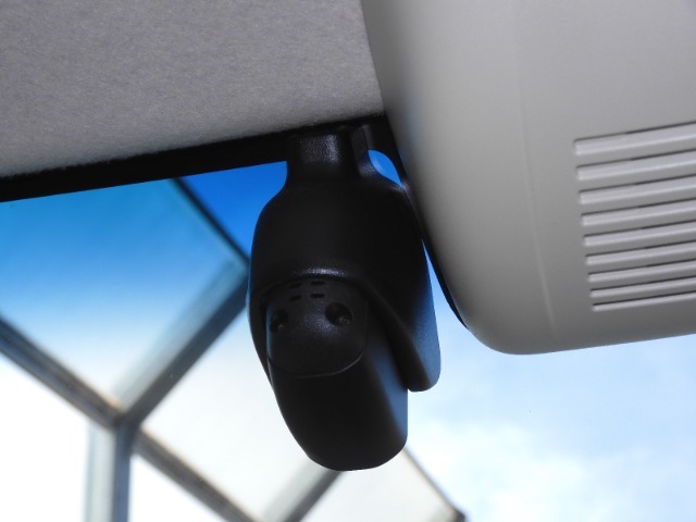 ◆ドライブレコーダー◆映像・音声などを記録する自動車用の装置です。　もしもの事故の際の記録はもちろん、旅行の際の思い出としてドライブの映像を楽しむことができます。
