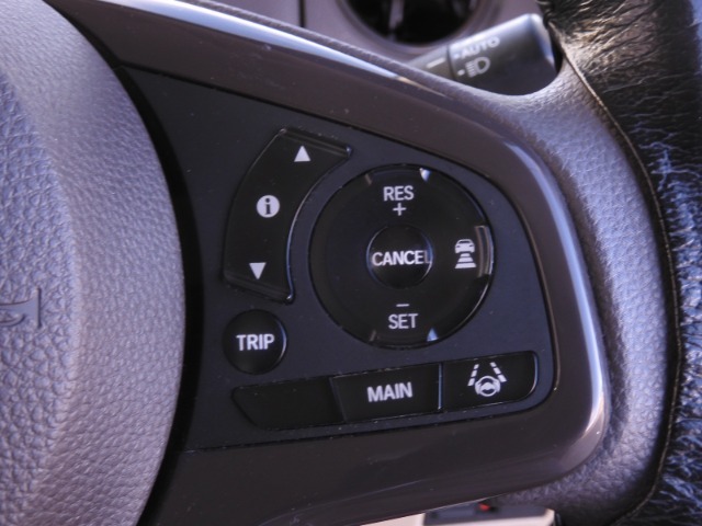 【アダプティブクルーズコントロール】予め設定した車速内でクルマが自動的に加減速。前走車との適切な車間距離を維持しながら追従走行します。【LKAS】車線維持支援システムでステアリング操作を支援。