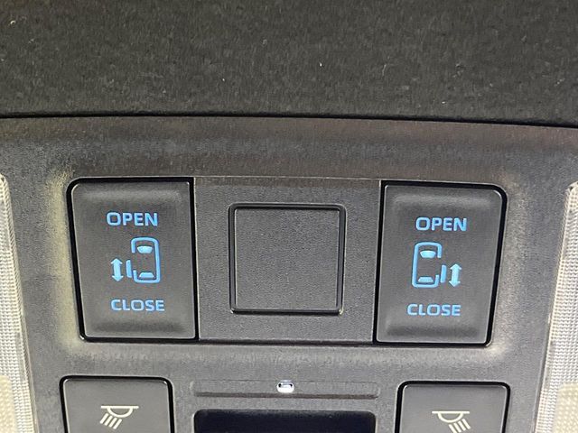 【両側パワースライドドア】スマートキーや運転席のスイッチで後席両側スライドドアの開閉が可能♪電動だから力を入れてドアを開ける必要が無く、小さなお子様でも簡単に開け閉めでき快適です♪