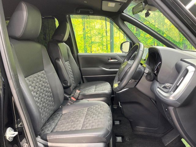 【ハーフレザーシート】高級感と座り心地を両立した人気のシート♪背面・座面のファブリック素材は、通気性の良さや滑りにくさに優れています。気温や服装に左右されず快適にお乗りいただけます。