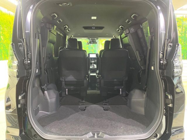 後席を格納すると、これだけの広さが！シーンに合わせたシートアレンジで、大きな荷物も積むことが出来ます♪