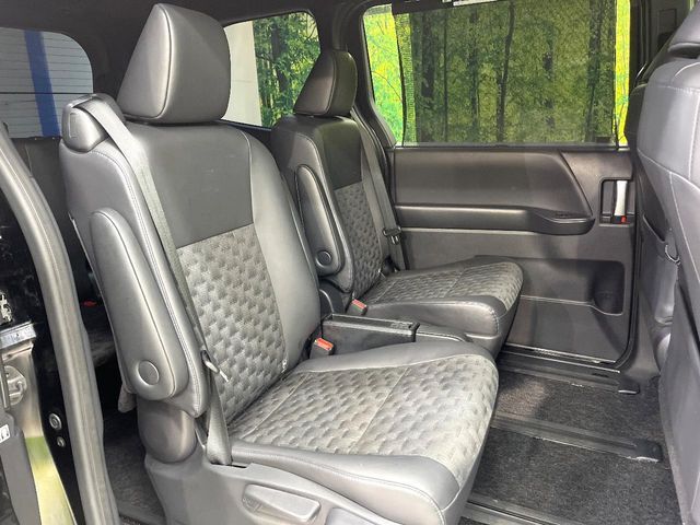 二列目中央はウォークスルーとなっております。二列目と三列目の移動や乗り降りがとっても楽になるので、乗り降りの際もストレスを感じることはありません♪