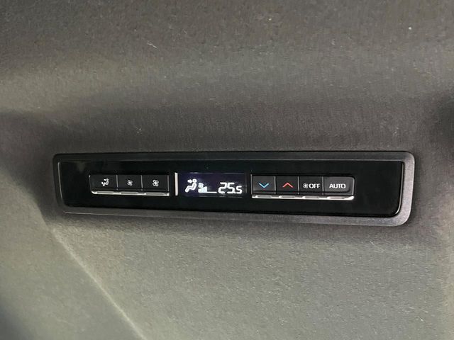 【リアオートエアコン】広い後部座席には必須の機能！風量や温度を自動で調整し前席と同様な車内環境にしてくれるリアオートエアコンを装備。夏の暑さも冬の寒さもストレスなく快適にお過ごしいただけます♪