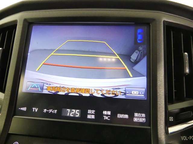 バックガイドモニター付き。車両後方の映像をナビ画面に表示し、駐車などの後退操作をサポートします。