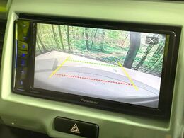【バックカメラ】駐車時に後方がリアルタイム映像で確認できます。大型商業施設や立体駐車場での駐車時や、夜間のバック時に大活躍！運転スキルに関わらず、今や必須となった装備のひとつです！