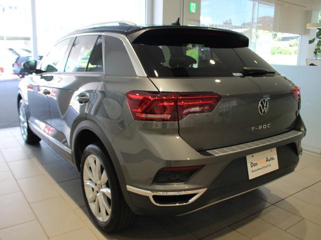 車の後ろ姿は、後方車から長い時間見られる為、とても重要な部分です。テールランプは、視認性に優れるLEDを使用し、減速や停止を後続のドライバーに知らせます。