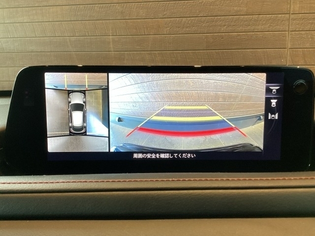 360度ビューモニター付きです。狭い場所での駐車、狭い道でのすれ違い、T字路への進入時などで確認したいエリアの状況が直感的に把握しやすく、より的確な運転操作に役立ちます。