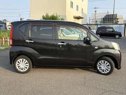 車両の品質管理は室内展示場を完備しておりますので、品質を保った状態の車両をご覧いただけます。