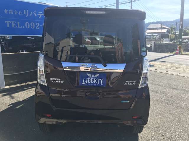 外装も毎日磨いております。中古車だから傷はあるもの。でもキレイなほうがいい。納車の際に「中古車じゃないみたい」って言ってくださるお客様の顔が好きなんです。