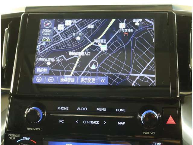 ナビ装備です。遠方へのドライブや初めての道でも、カーナビさえあれば安心して目的地まで案内してくれますね！