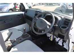 前席全体　目線も高く広い視界で安心して運転することができますね！