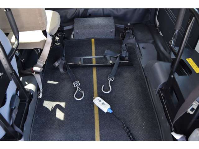 車いす移動は電動ウィンチによる巻き上げり下げができます。