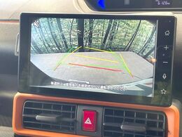 【バックカメラ】駐車時に後方がリアルタイム映像で確認できます。大型商業施設や立体駐車場での駐車時や、夜間のバック時に大活躍！運転スキルに関わらず、今や必須となった装備のひとつです！