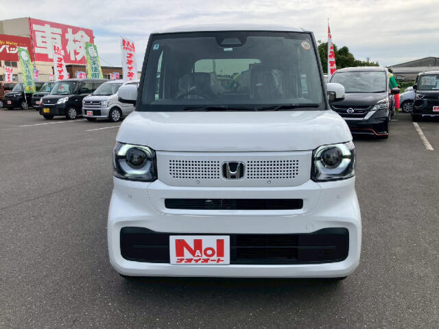 【当店のこだわり】入庫後のお車は選任スタッフによる細部清掃を実施しております。足回り、エンジンルーム、室内、室外を隅々まで綺麗にしております。展示車はピカピカです。全国配送も可能ですのでご相談下さい！