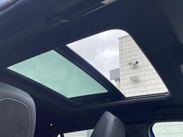 【サンルーフ】メーカーオプションとして選択ができるサンルーフ。ちょっとした換気や、晴れた日などに心地の良い日差しが差し込みます。