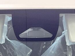 【ホンダセンシング】走行中に前方の車両等を認識し、衝突しそうな時は警報とブレーキで衝突回避と被害軽減をアシスト。より安全にドライブをお楽しみいただけます。