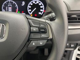 【アダプティブクルーズコントロール】高速道路での長距離走行が楽に！！自動で速度を保つクルーズコントロールが、衝突軽減システムと連携し、前方の車両を感知して車間を保つように速度調節してくれます！！